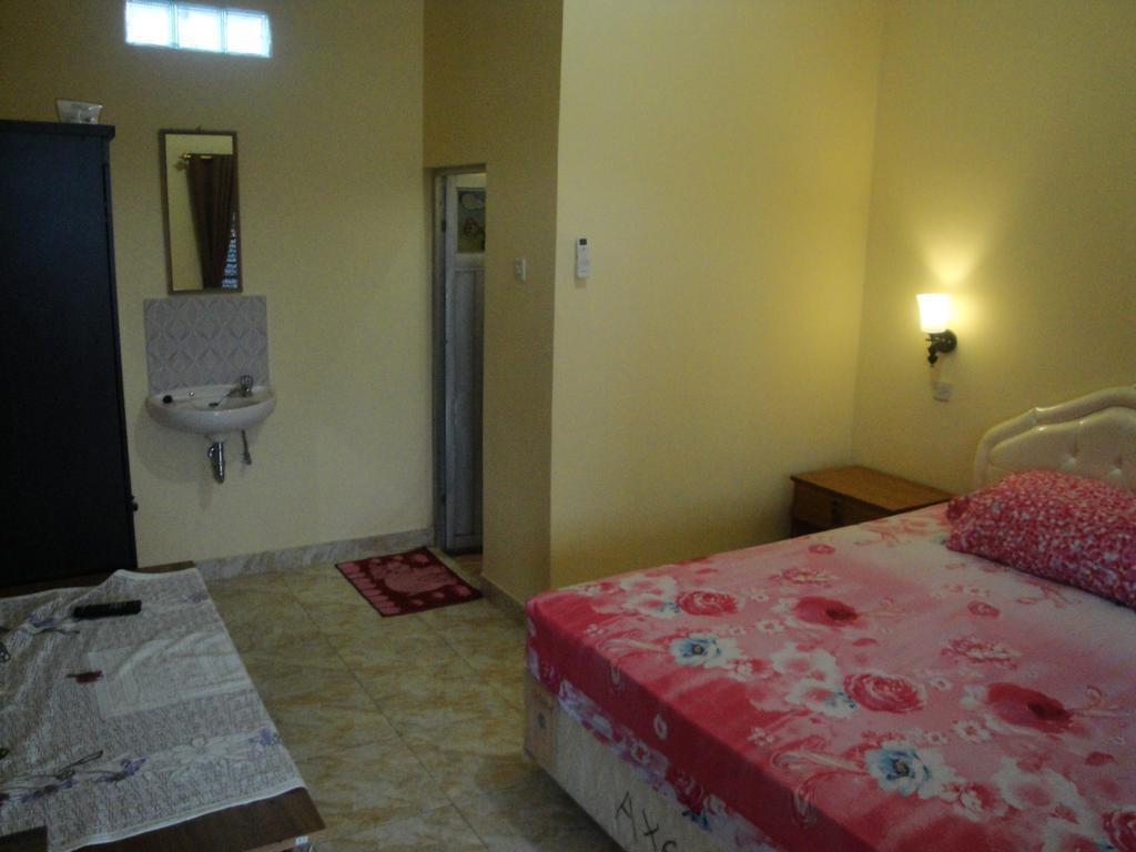 Puji Homestay Mataram Buitenkant foto