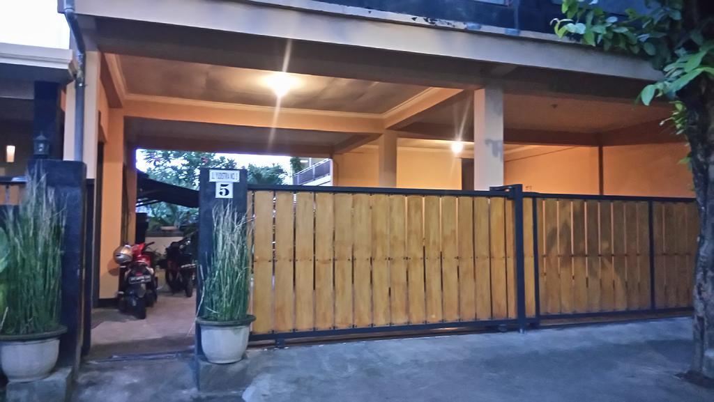 Puji Homestay Mataram Buitenkant foto